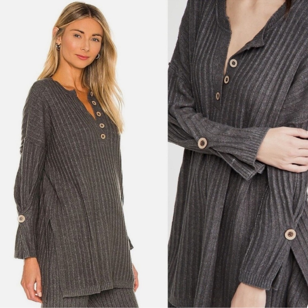 FREE PEOPLE Intimately Gray Super Soft Oversized
Ribbed Henley Sweater Size S